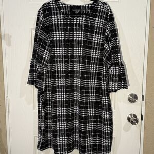 Violet B Black And‎ White Dress 3x Ruffle Sleeve